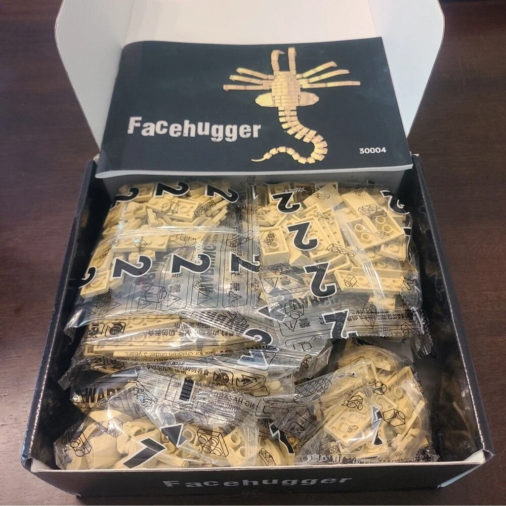 Facehugger Alien Building Blocks Set 216pcs Model 30012 Display Stand, Boxed 14+
